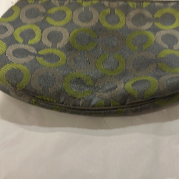  Coach satine green mini bag or wristlet 9” x 5” zipper closure in her pocket - Picture 4 of 10